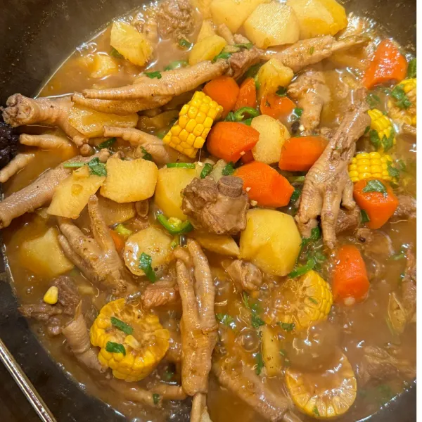 Costillas de cerdo con patas de pollo