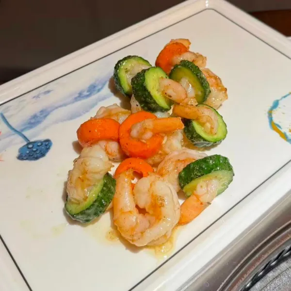 Camarones salteados con verduras verdes