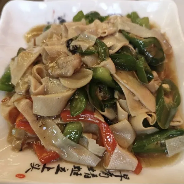 Tofu seco salteado con pimientos picantes