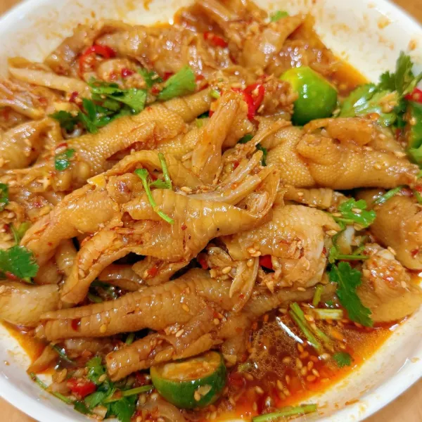 Patas de pollo en aceite roja