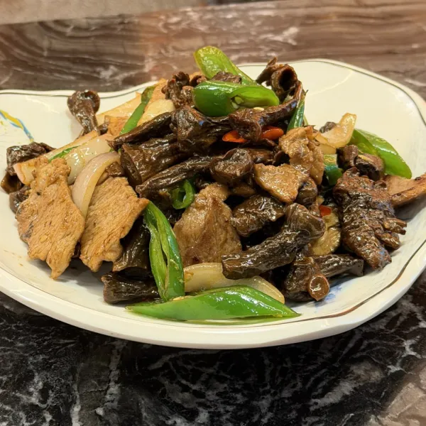 Setas Deerhorn salteadas con verduras