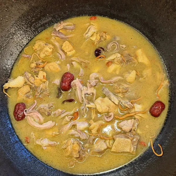 Guisado en Sopa de pollo con lumbrera de cerdo
