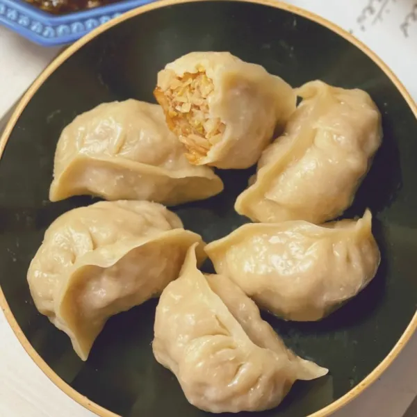 Empanadillas al vapor rellenas de carne y col fermentada