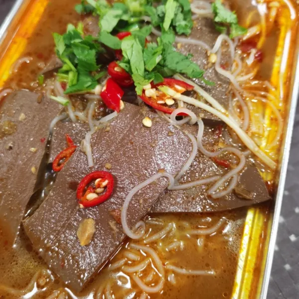 Sangre de pato con salsa de ajo